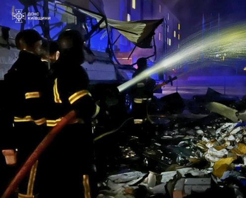 В Киевской области из-за атаки РФ горела стоянка ТЦ, во второй раз оккупанты ударили по спасателям 
