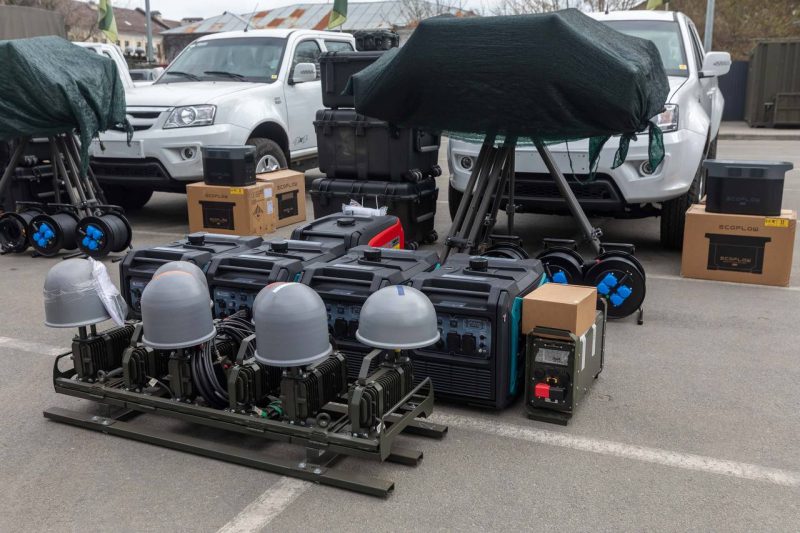 Порошенко передал военным комплексы "Ай-Петри" и экскаватор для строительства укреплений