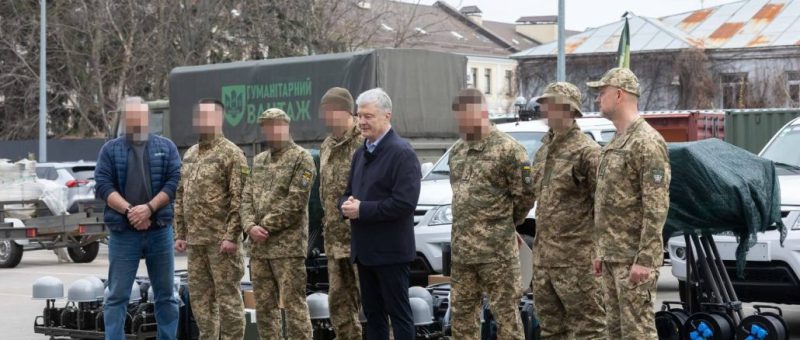Порошенко передал военным комплексы "Ай-Петри" и экскаватор для строительства укреплений