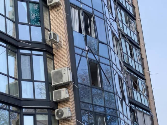 Атака на Днепр: 3 пострадавших, повреждены предприятия, многоэтажки и более 60 авто 