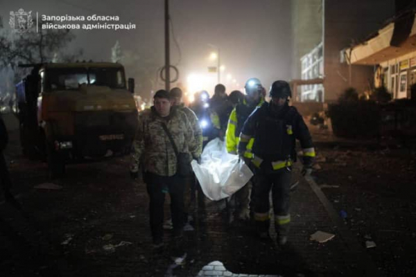 Атака на клинику в Запорожье: тело третьей жертвы достали из-под завалов 