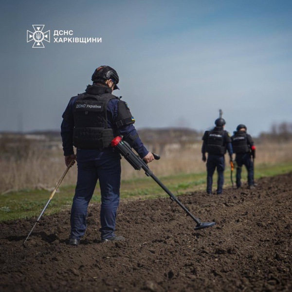 Броньовані кабіни та дистанційне керування: в МВС показали роботу техніки для розмінування 3 Броньовані кабіни та дистанційне керування: в МВС показали роботу техніки для розмінування