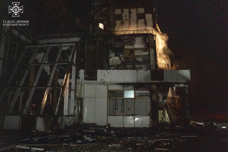 Будівлю знищено. Як виглядає морвокзал в Одесі після обстрілу (фото, відео) 10 Будівлю знищено. Як виглядає морвокзал в Одесі після обстрілу (фото, відео)