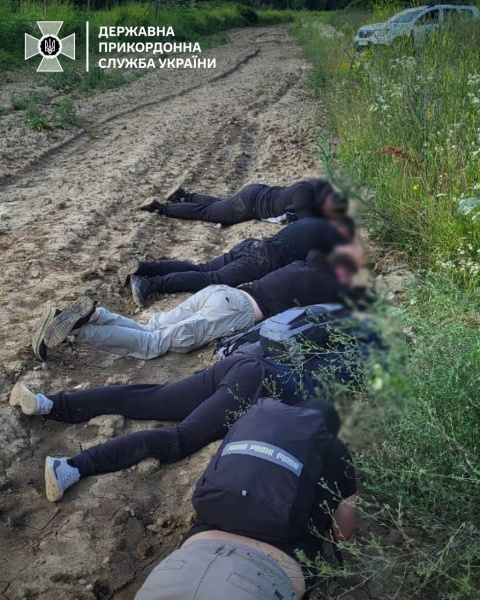 До 10 тисяч доларів за втечу через Тису. ДПСУ затримала групу ухилянтів з надувним човном