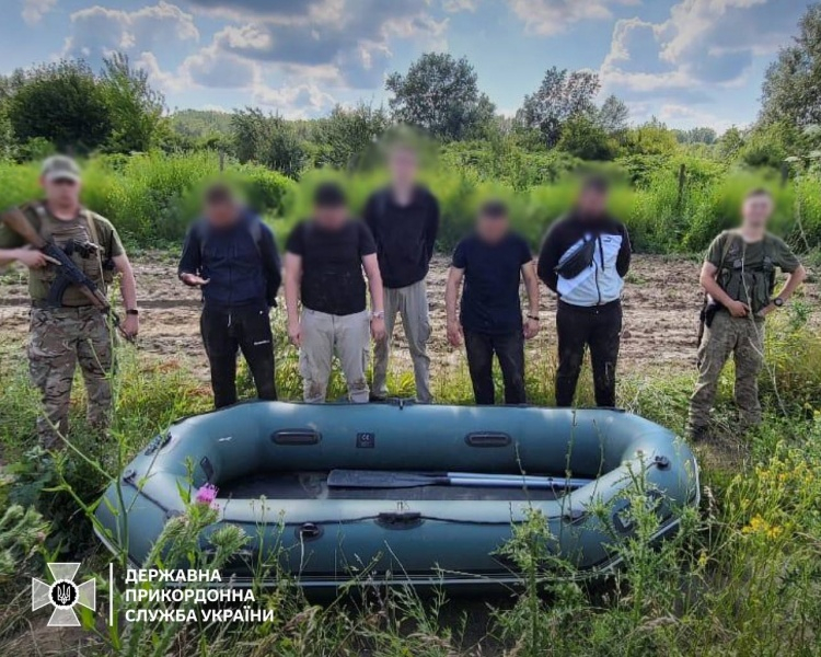 До 10 тисяч доларів за втечу через Тису. ДПСУ затримала групу ухилянтів з надувним човном