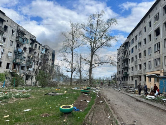 Донецкая область: россияне сбросили авиабомбу на пятиэтажку, есть погибшая 1 Донецкая область: россияне сбросили авиабомбу на пятиэтажку, есть погибшая