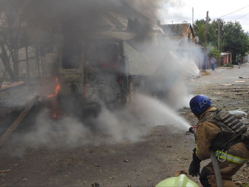Гасили пожежу після обстрілу. Росіяни вдарили по рятувальникам в Нікополі, є поранені
