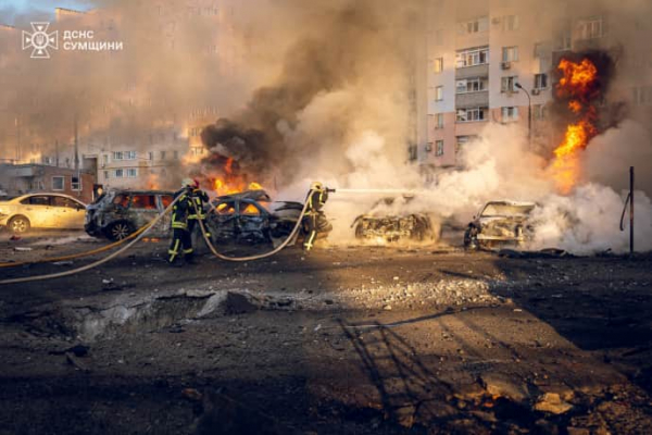 ГСЧС об авиаударе по Сумах: сгорело сразу 10 авто, припаркованные возле многоэтажки 