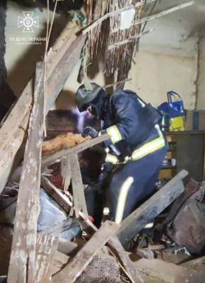Херсон: ночью после российского обстрела под завалами оказался человек 