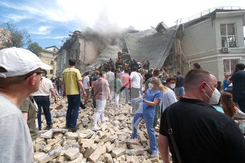 Який вигляд має "Охматдит" у Києві після удару: репортаж з місця подій (фото, відео)