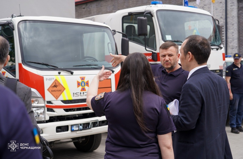 Японія планує передати українським рятувальникам машини для розміновування територій, - ДСНС