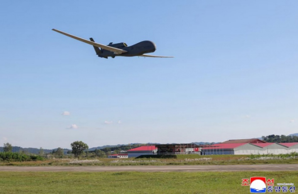 Ким Чен Ын посмотрел на испытания дронов в КНДР и приказал усилить их с помощью ИИ 