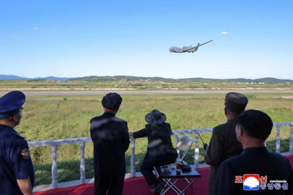 Ким Чен Ын посмотрел на испытания дронов в КНДР и приказал усилить их с помощью ИИ 