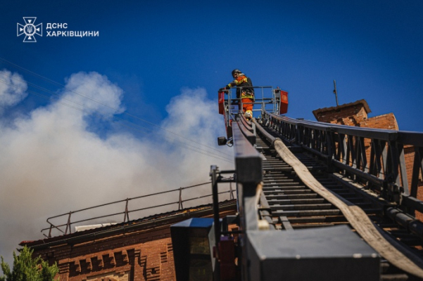Момент российского удара дроном по университету в Харькове попал на видео: есть пострадавшие 