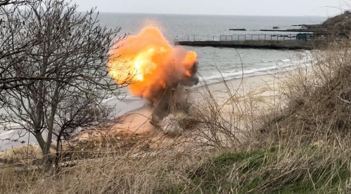 На пляже Одессы нашли речную мину: ее взорвали 2 На пляже Одессы нашли речную мину: ее взорвали