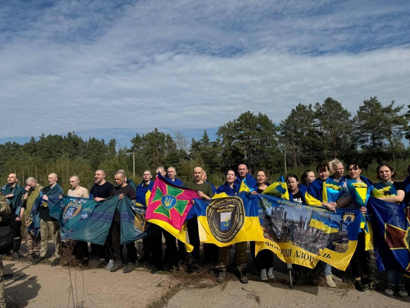 Оборонці "Азовсталі" і не тільки. Україна повернула з полону ще 49 військових
