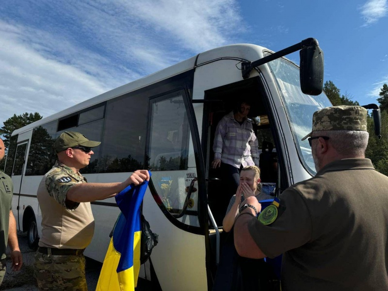 Оборонці "Азовсталі" і не тільки. Україна повернула з полону ще 49 військових