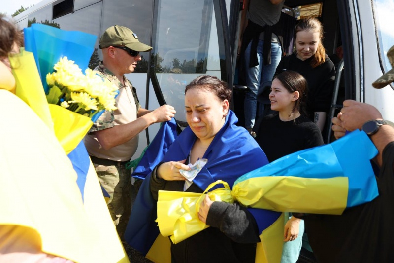 Оборонці "Азовсталі" і не тільки. Україна повернула з полону ще 49 військових