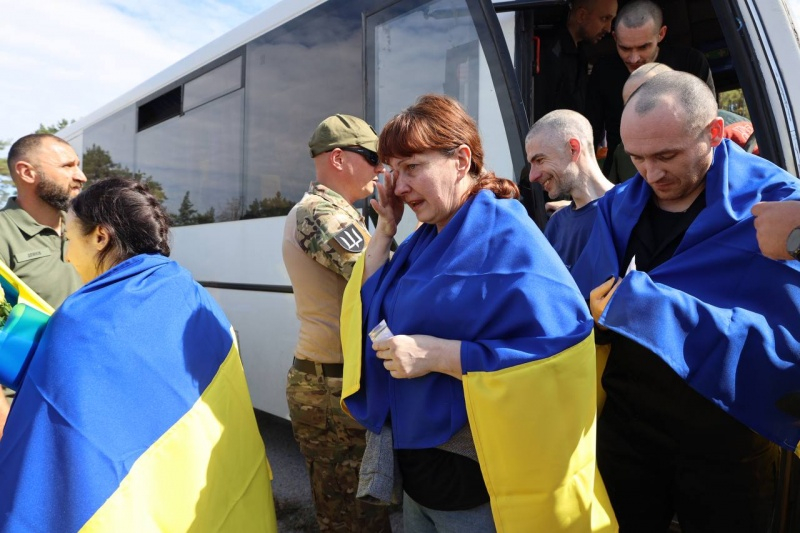 Оборонці "Азовсталі" і не тільки. Україна повернула з полону ще 49 військових