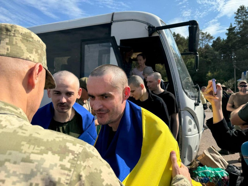 Оборонці "Азовсталі" і не тільки. Україна повернула з полону ще 49 військових