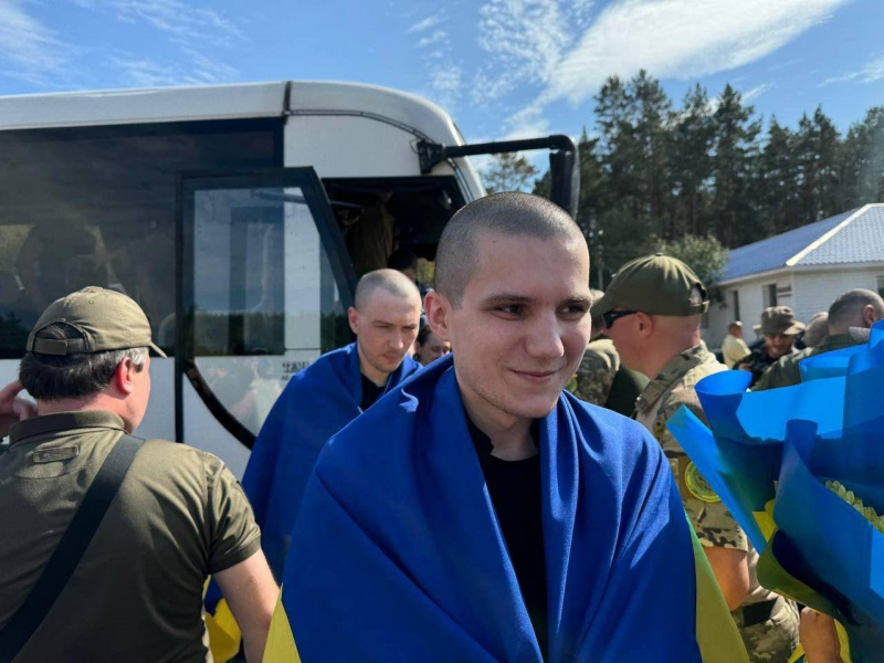 Оборонці "Азовсталі" і не тільки. Україна повернула з полону ще 49 військових