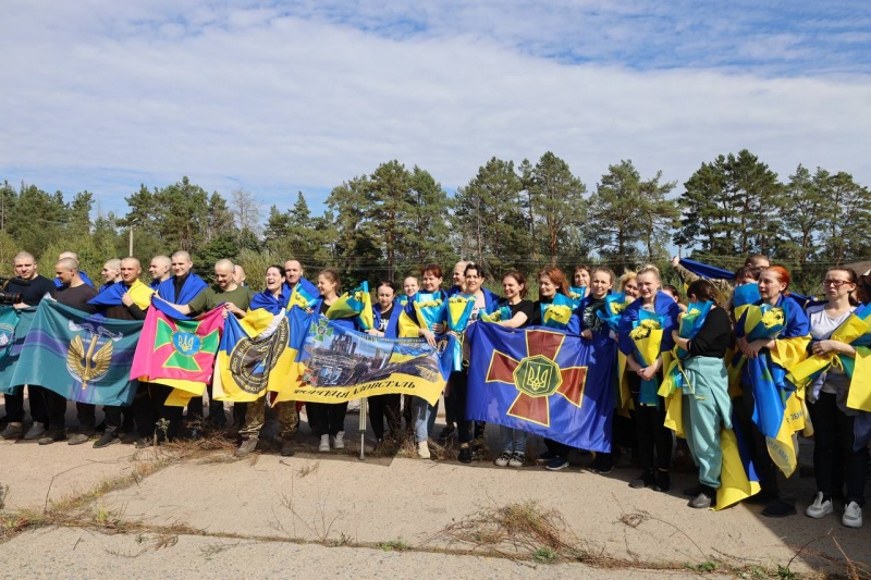 Оборонці "Азовсталі" і не тільки. Україна повернула з полону ще 49 військових