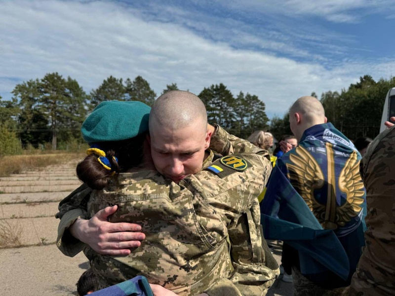 Оборонці "Азовсталі" і не тільки. Україна повернула з полону ще 49 військових