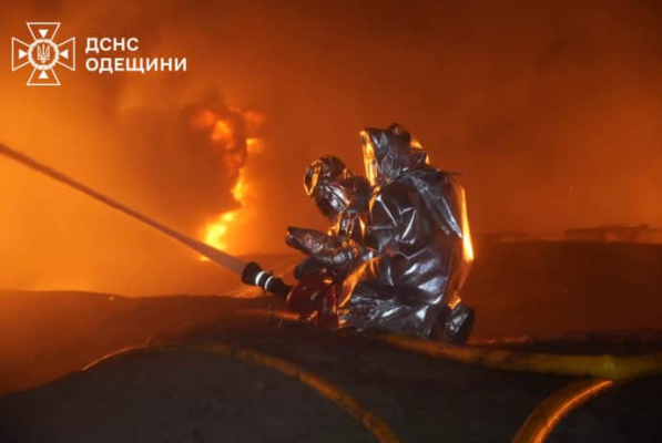 Оккупанты атаковали Одессу ударными БПЛА: бушевали масштабные пожары 2 Оккупанты атаковали Одессу ударными БПЛА: бушевали масштабные пожары