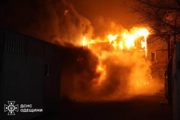 Оккупанты атаковали Одессу ударными БПЛА: бушевали масштабные пожары 3 Оккупанты атаковали Одессу ударными БПЛА: бушевали масштабные пожары