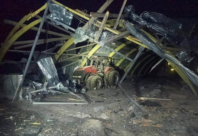Окупанти атакували дронами агропідприємство у Чернігівській області: фото наслідків 1 Окупанти атакували дронами агропідприємство у Чернігівській області: фото наслідків