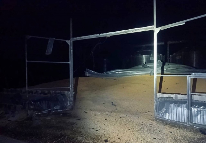 Окупанти атакували дронами агропідприємство у Чернігівській області: фото наслідків 2 Окупанти атакували дронами агропідприємство у Чернігівській області: фото наслідків