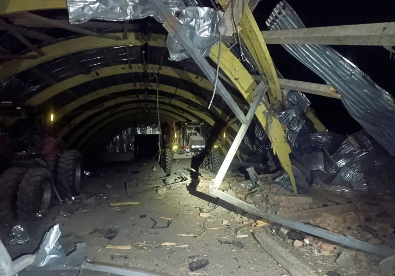 Окупанти атакували дронами агропідприємство у Чернігівській області: фото наслідків 3 Окупанти атакували дронами агропідприємство у Чернігівській області: фото наслідків