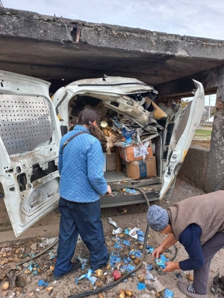 Окупанти обстріляли "Пункт незламності" в Херсонській області (фото) 2 Окупанти обстріляли "Пункт незламності" в Херсонській області (фото)