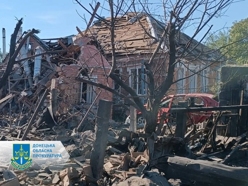 Окупанти скинули 250-кілограмову бомбу на будинок у Слов'янську: кадри наслідків