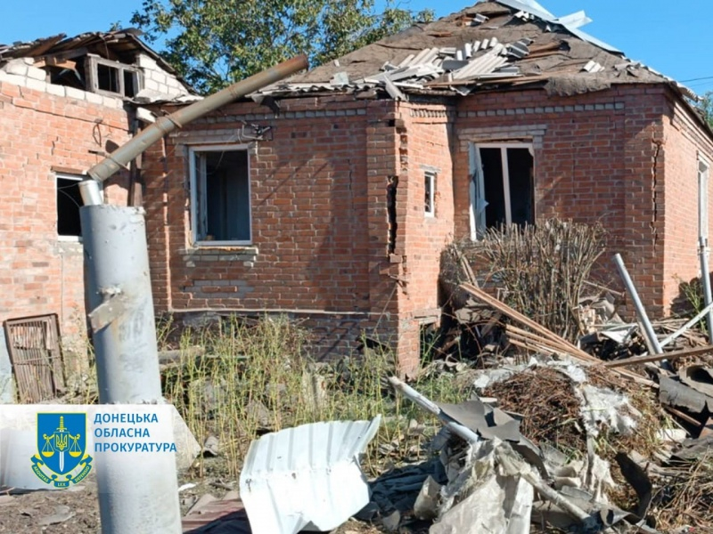 Окупанти скинули 250-кілограмову бомбу на будинок у Слов'янську: кадри наслідків
