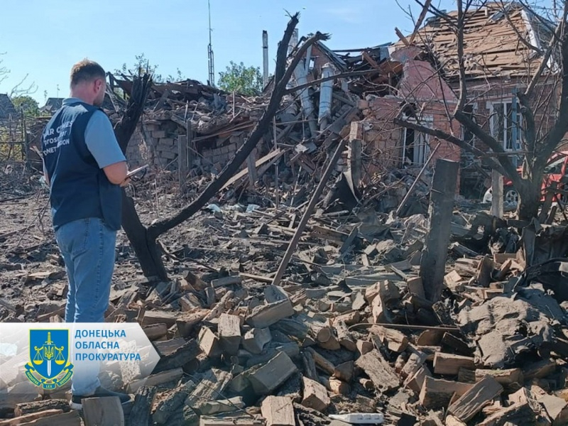 Окупанти скинули 250-кілограмову бомбу на будинок у Слов'янську: кадри наслідків