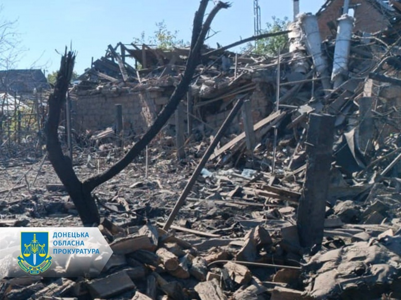 Окупанти скинули 250-кілограмову бомбу на будинок у Слов'янську: кадри наслідків