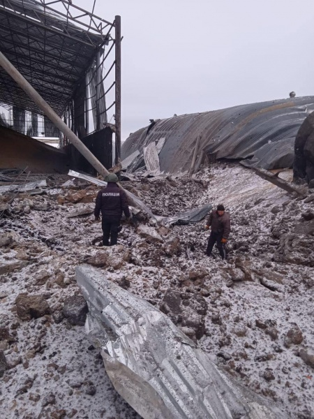 Окупанти скинули авіабомби на зерносховища у Вовчанську (фото) 1 Окупанти скинули авіабомби на зерносховища у Вовчанську (фото)