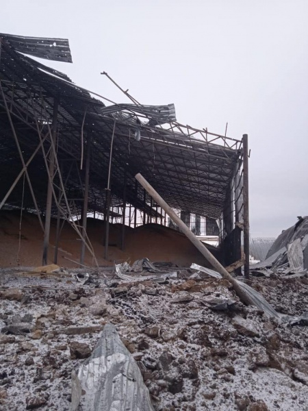 Окупанти скинули авіабомби на зерносховища у Вовчанську (фото) 2 Окупанти скинули авіабомби на зерносховища у Вовчанську (фото)