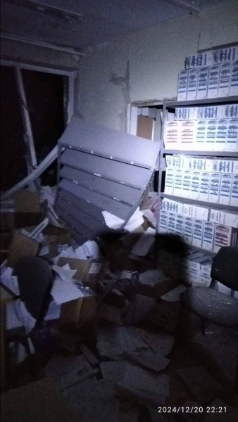 Окупанти скинули КАБи на онкодиспансер у Херсоні: фото наслідків 3 Окупанти скинули КАБи на онкодиспансер у Херсоні: фото наслідків