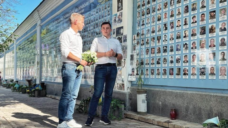 Опонент Орбана прибув з візитом до України (фото)