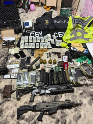 Организатора переправки мужчин за границу задержали с арсеналом оружия 
