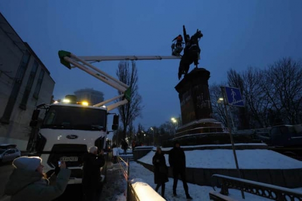 Памятник Щорсу в Киеве демонтировали 