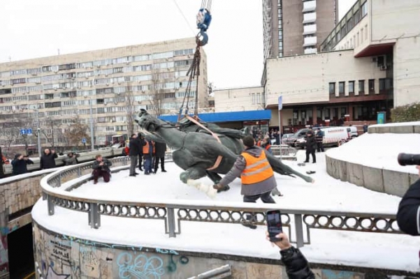 Памятник Щорсу в Киеве демонтировали 