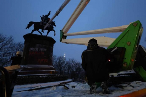 Памятник Щорсу в Киеве демонтировали 