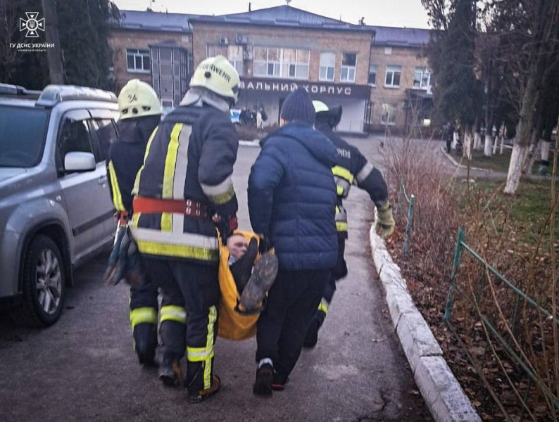 Під ударом 3 райони, є поранений. Поліція показала наслідки атаки РФ у Київській області 3 Під ударом 3 райони, є поранений. Поліція показала наслідки атаки РФ у Київській області