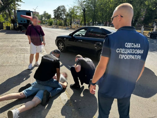 Пограничника арестовали за вымогательство $10 тысяч: обещал беспрепятственный выезд мужчине 1 Пограничника арестовали за вымогательство $10 тысяч: обещал беспрепятственный выезд мужчине