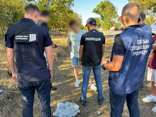 Пограничника арестовали за вымогательство $10 тысяч: обещал беспрепятственный выезд мужчине 2 Пограничника арестовали за вымогательство $10 тысяч: обещал беспрепятственный выезд мужчине
