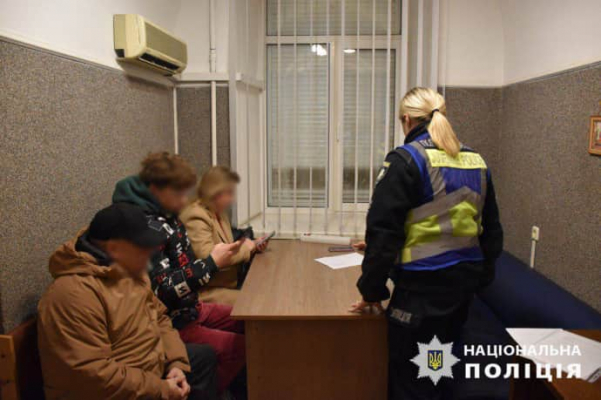 Полиция нашла юношей, которые перекрыли дорогу в Киеве и слушали русскую музыку 1 Полиция нашла юношей, которые перекрыли дорогу в Киеве и слушали русскую музыку