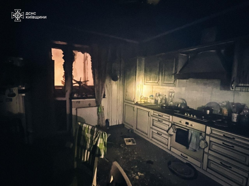 Пожежа в багатоповерхівці в Глевасі, вирва під Львовом: все про наслідки нальоту "Шахедів"